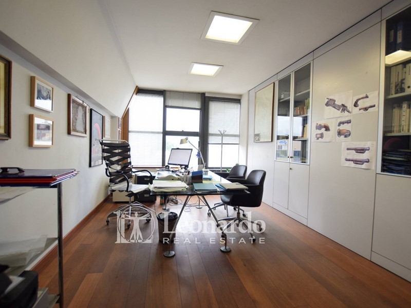 Ufficio in Vendita a Viareggio, 330'000€, 220 m²