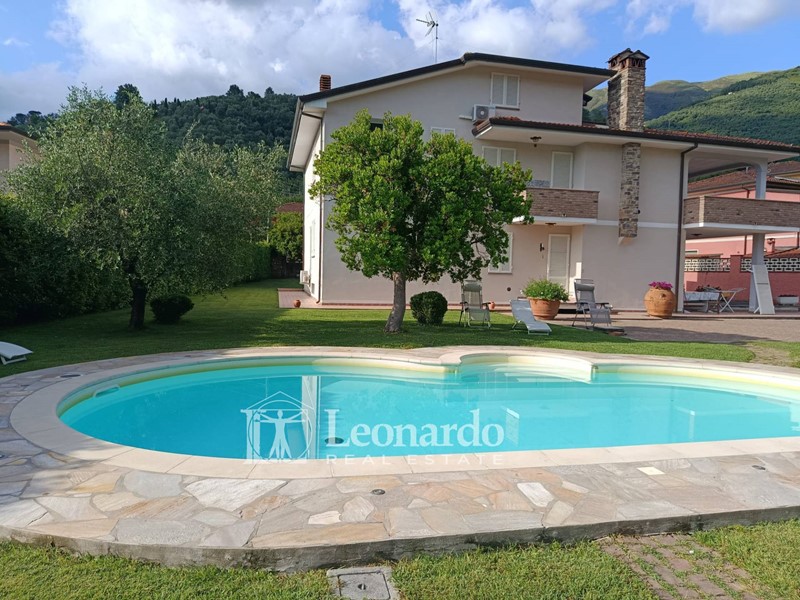 Villa in Vendita a Camaiore, 1'250'000&euro;, 450 m²