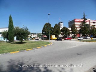 Immobile commerciale in Vendita a Ascoli Piceno, 900 m²