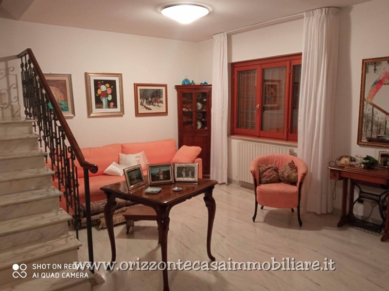 Villetta a schiera in Vendita a Folignano, 320'000€, 380 m²