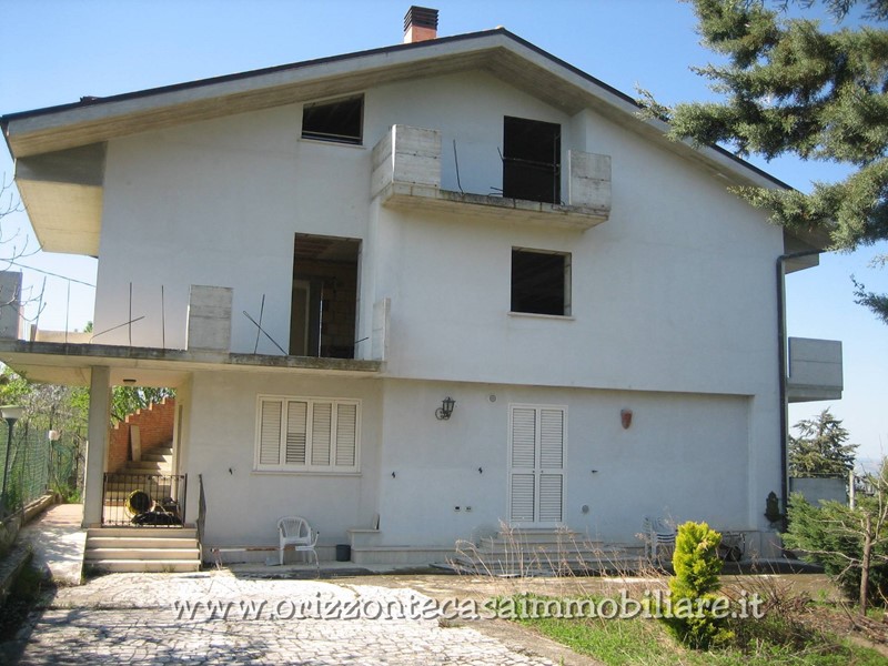 Casa Indipendente in Vendita a Ancarano, 170'000€, 400 m²