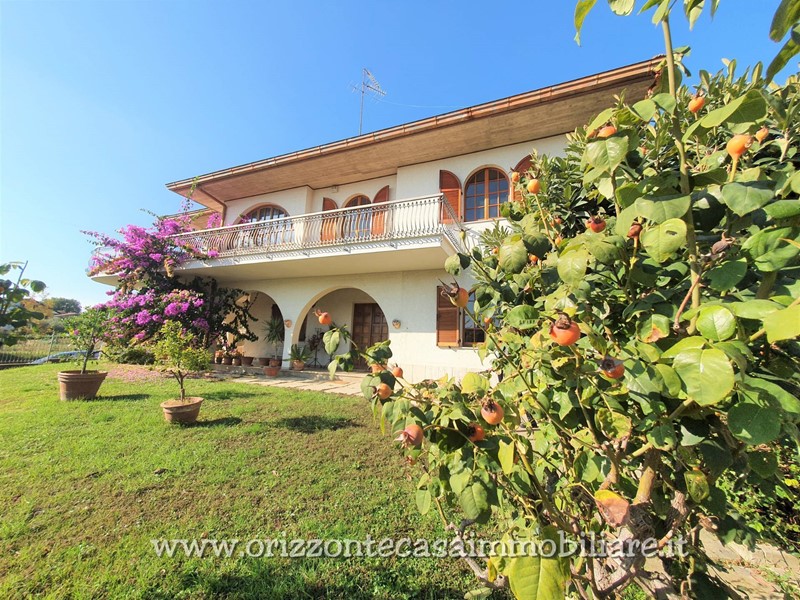 Villa in Vendita a Spinetoli, 375'000€, 457 m²