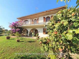 Villa in Vendita a Spinetoli, 375'000€, 457 m²