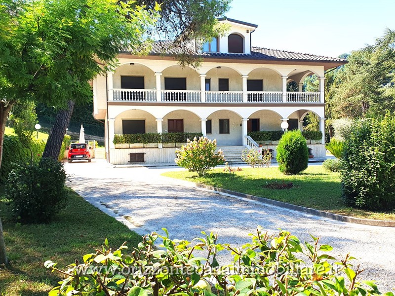 Villa in Vendita a Ascoli Piceno, 550'000€, 660 m²