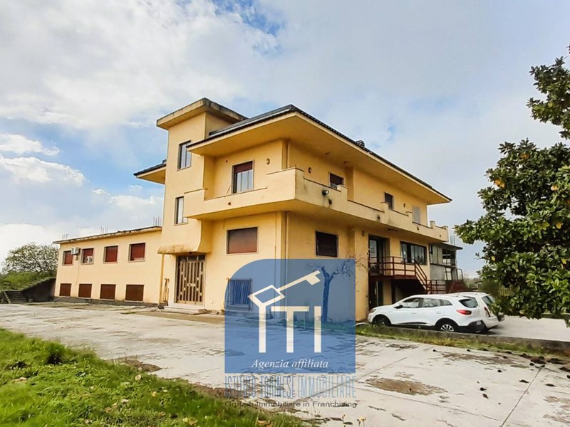 Capannone in Vendita a Cassino, 499'000€, 1000 m²