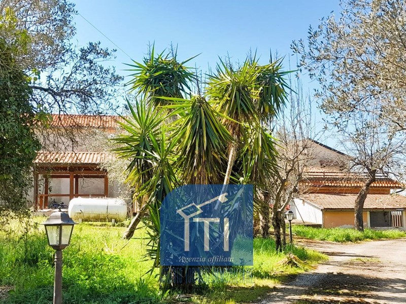 Villa in Vendita a Cervaro, 205'000€, 200 m², con Box