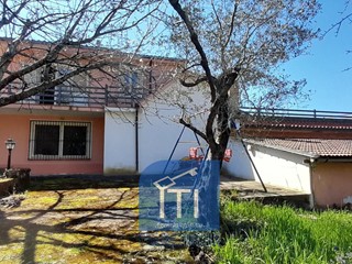 Villa in Vendita a Cervaro, 205'000€, 200 m², con Box