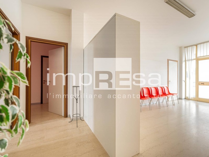 Ufficio in Vendita a Godega di Sant'Urbano, 80'000€, 111 m²