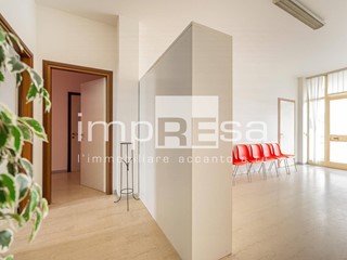 Ufficio in Vendita a Godega di Sant'Urbano, 80'000€, 111 m²