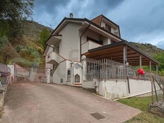 Casa Semi Indipendente in Vendita a Roccasecca, 280'000€, 380 m²