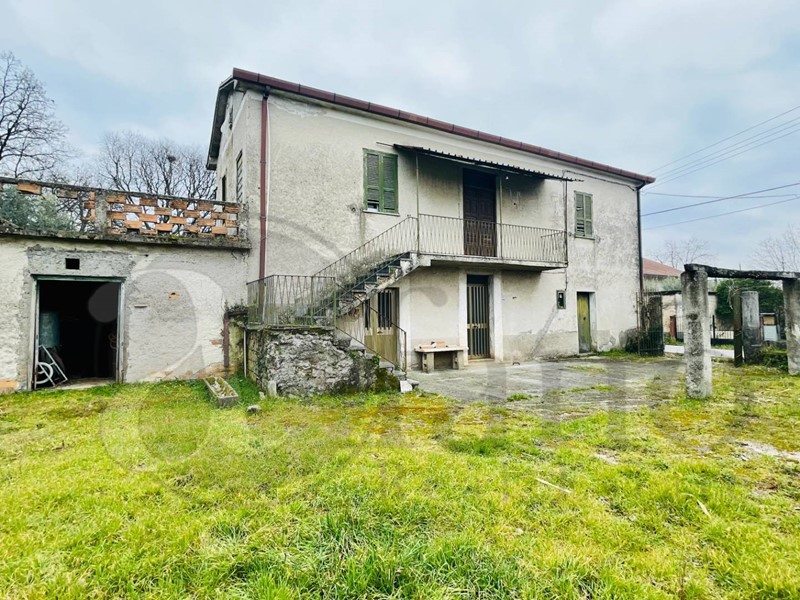 Rustico in Vendita a Roccasecca, 105'000€, 200 m²