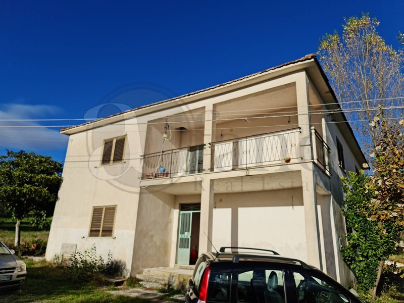 Villa in Vendita a Santopadre, 99'000€, 270 m²