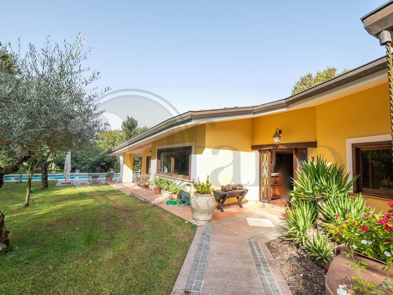 Villa in Vendita a Pignataro Interamna, 500'000€, 450 m²