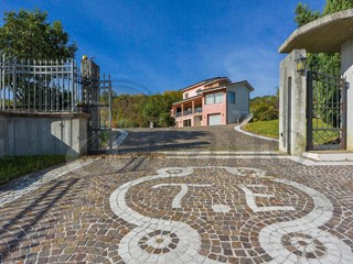 Villa in Vendita a Gallinaro, 449'000€, 380 m²