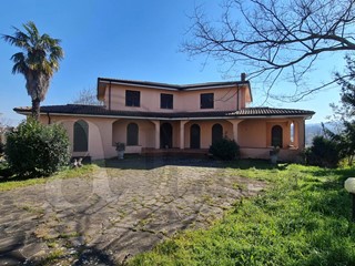 Villa in Vendita a Monte San Giovanni Campano, 275'000€, 600 m²