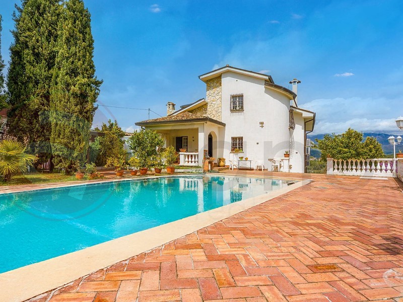 Villa in Vendita a Arpino, 370'000€, 320 m²