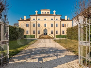 Rustico in Vendita a Gonzaga, 3560 m²