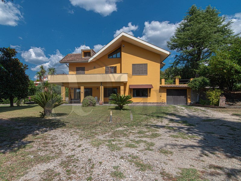 Villa in Vendita a Ferentino, 355'000€, 250 m²