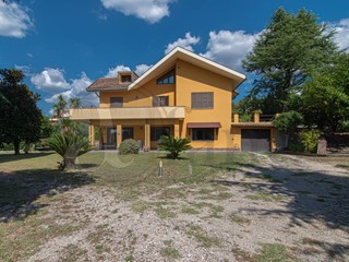 Villa in Vendita a Ferentino, 355'000€, 250 m²