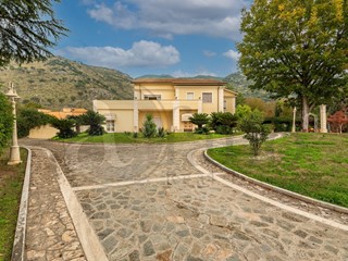 Villa in Vendita a Cassino, 1'620'000€, 692 m²