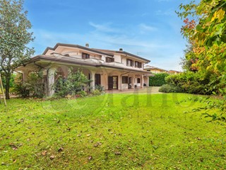 Villa in Vendita a Ceprano, 480'000€, 375 m²