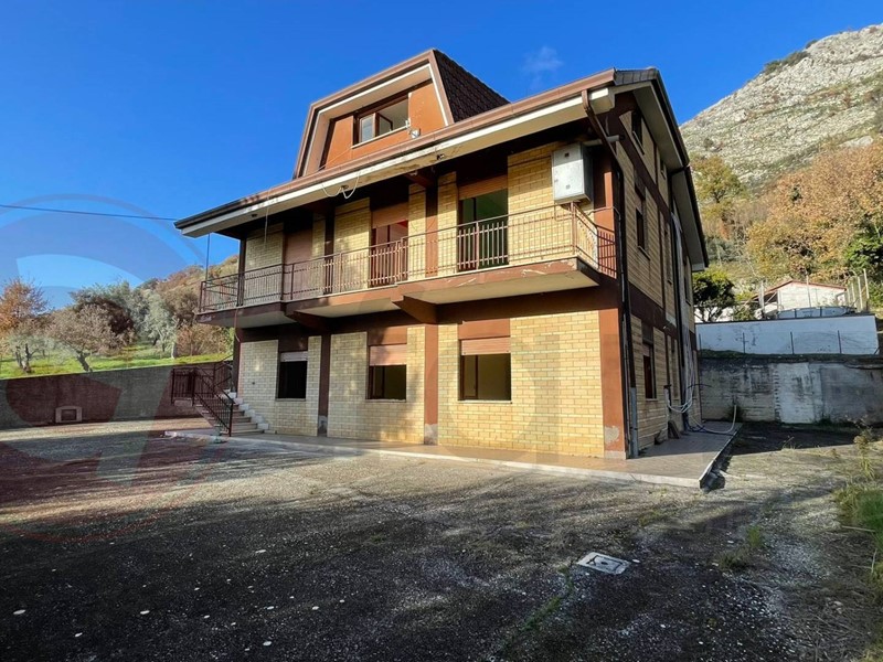 Casa Semi Indipendente in Vendita a Roccasecca, 133'000€, 310 m²