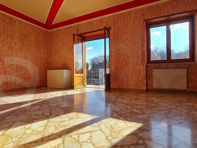 Appartamento in Vendita a Santopadre, 108'000€, 200 m²