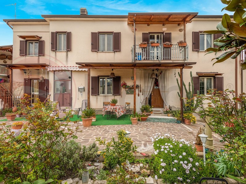 Casa Indipendente in Vendita a Sant'Ambrogio sul Garigliano, 150'000€, 220 m²