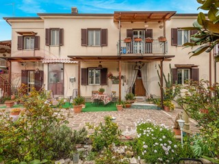 Casa Indipendente in Vendita a Sant'Ambrogio sul Garigliano, 150'000€, 220 m²