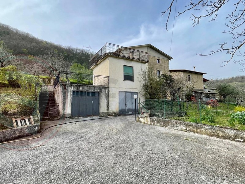 Rustico in Vendita a Santopadre, 55'000€, 187 m²