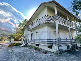 Casa Indipendente in Vendita a Arce, 95'000€, 330 m²