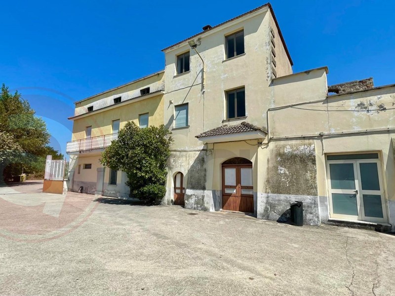 Appartamento in Vendita a Castrocielo, 750'000€, 470 m²