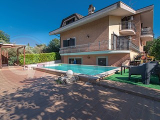 Villa in Vendita a Priverno, 649'000&euro;, 450 m²