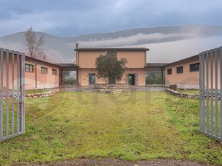 Casa Indipendente in Vendita a Castrocielo, 189'000€, 430 m²