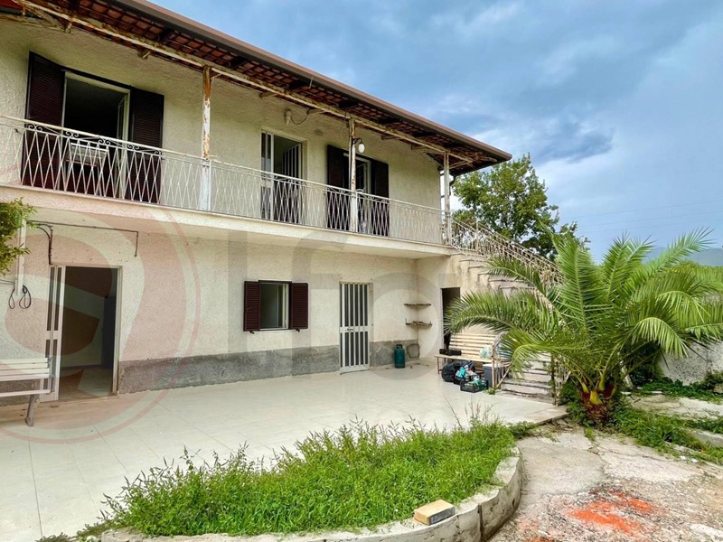 Casa Semi Indipendente in Vendita a Sant'Andrea del Garigliano, 70'000€, 171 m²