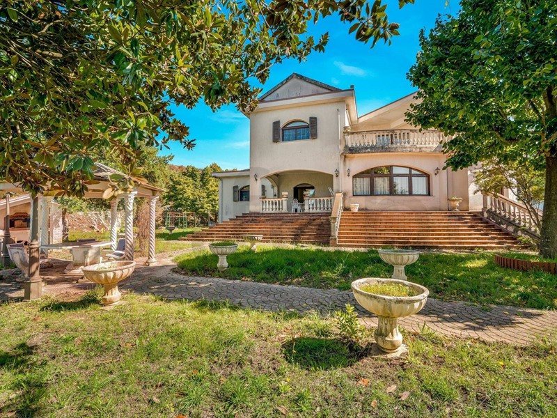 Villa in Vendita a Rocca d'Evandro, 430'000€, 574 m²