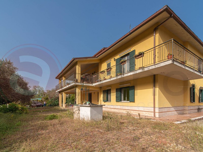 Villa in Vendita a Cervaro, 329'000€, 300 m²