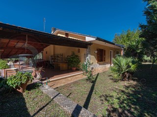 Villa in Vendita a Alatri, 219'000€, 250 m²