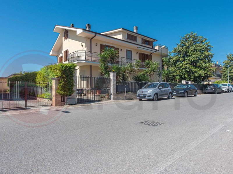 Villa in Vendita a Roccasecca, 345'000€, 507 m²