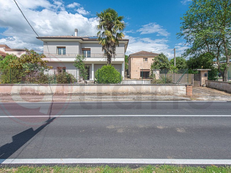 Villa in Vendita a Casalvieri, 268'000€, 550 m²