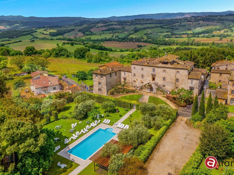 Rustico in Vendita a Massa Martana, 3000 m²