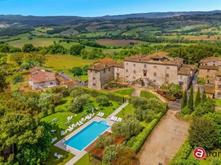 Rustico in Vendita a Massa Martana, 3000 m²