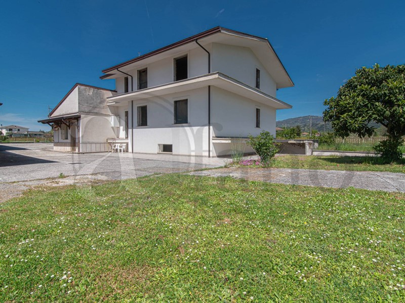 Casa Indipendente in Vendita a Roccasecca, 165'000€, 300 m²