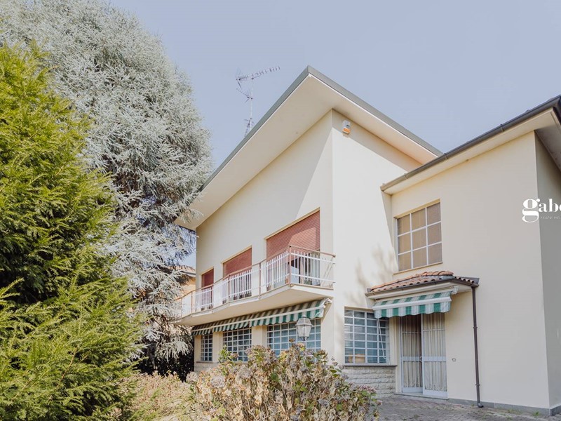 Villa in Vendita a Merate, 270'000€, 200 m²