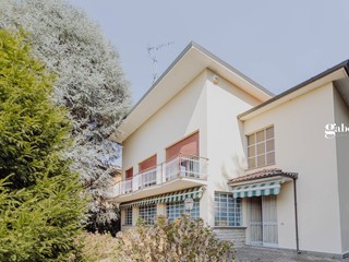 Villa in Vendita a Merate, 270'000€, 200 m²