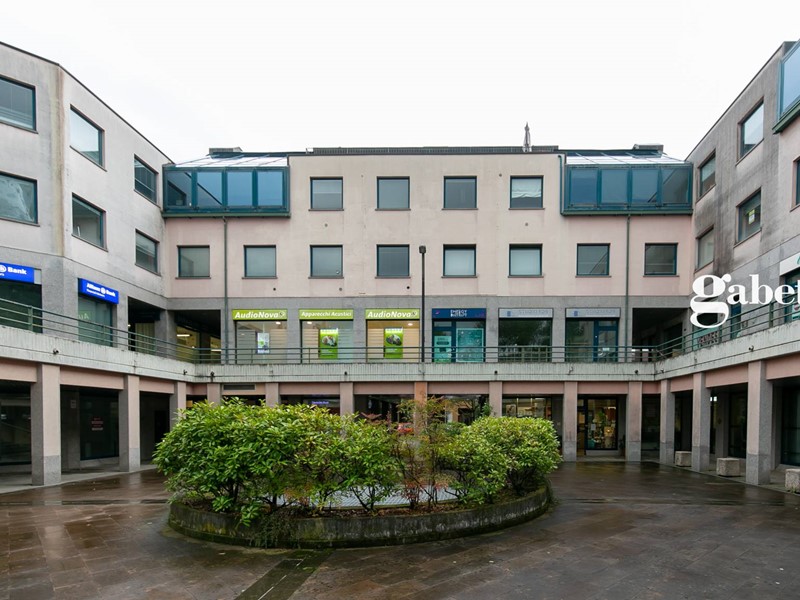 Attività commerciale in Affitto a Merate, 1'100€, 100 m²