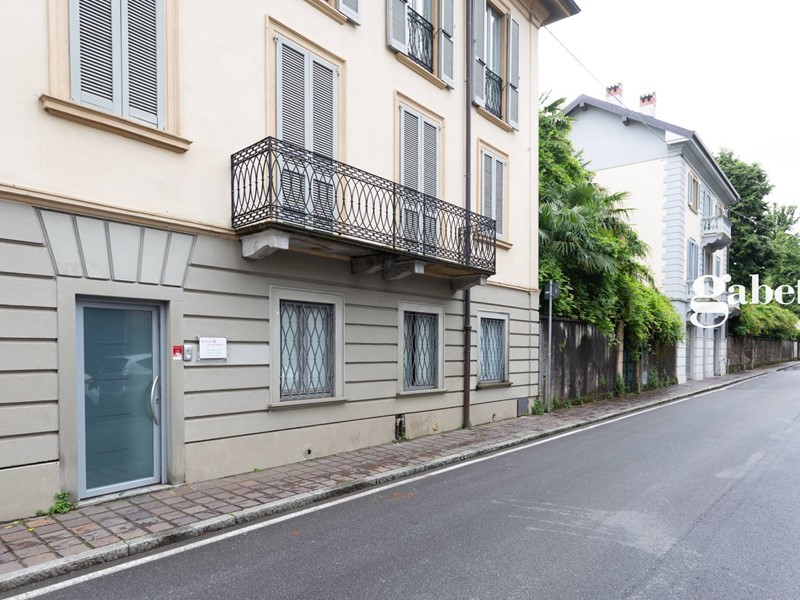 Ufficio in Affitto a Merate, 600€, 75 m²