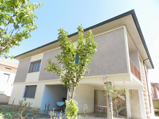Casa Semi Indipendente in Vendita a Lucca, 220'000&euro;, 161 m²