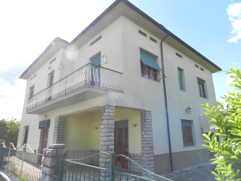 Villa in Vendita a Lucca, 330'000&euro;, 310 m²
