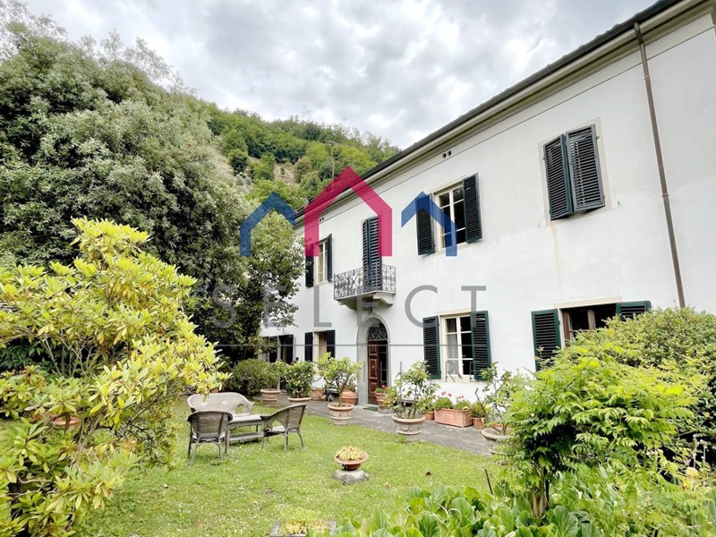 Villa in Vendita a Bagni di Lucca, 415'000€, 500 m²